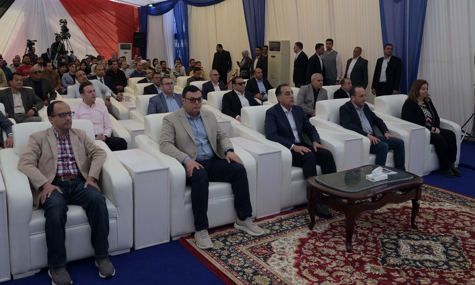 رئيس الوزراء يسلم عقود وحدات سكنية لمحدودي الدخل.. صور 4 رئيس الوزراء يسلم عقود وحدات سكنية لمحدودي الدخل.. صور