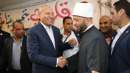 وزير الأوقاف يشارك أهالى المطرية حفل إفطارهم الجماعى
