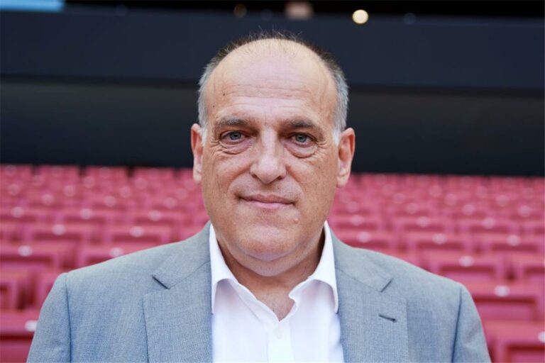 تيباس يحرج أنشيلوتي ويرد بسخرية على تهديده بعدم استكمال مباريات الدوري الإسباني