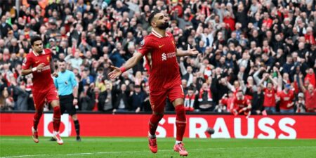 جناح برينتفورد يتغنى بمحمد صلاح: لاعب متكامل ولا يمكن توقع ما يفعله