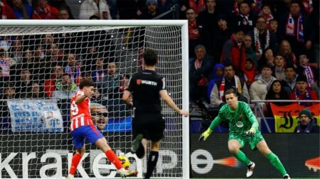 ألفاريز يسجل هدف أتلتيكو مدريد الأول أمام برشلونة (فيديو)