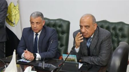 محمود عصمت فى زيارة ميدانية لمنطقة كهرباء القناة