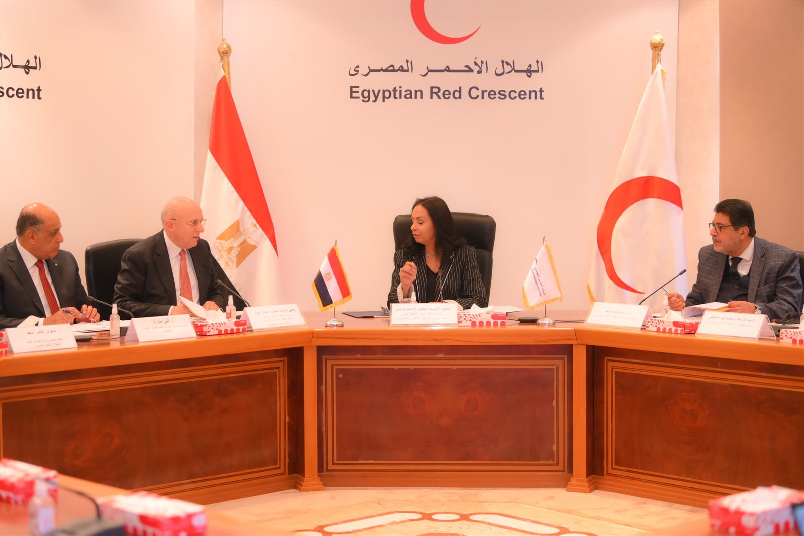 وزيرة التضامن تترأس اجتماع مجلس إدارة الهلال الأحمر المصري 4 وزيرة التضامن تترأس اجتماع مجلس إدارة الهلال الأحمر المصري