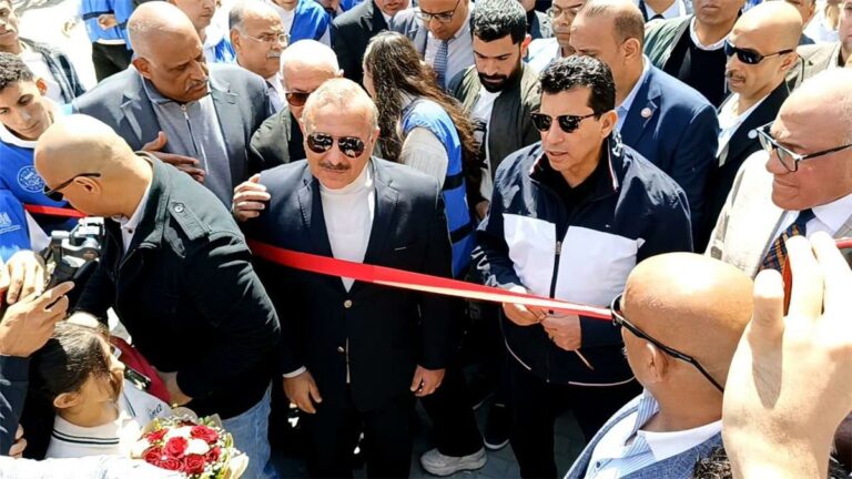 صور تكريمًا للنجم العالمي.. أشرف صبحي يفتتح مركز شباب محمد صلاح بتجهيزات حديثة لدعم المواهب المصرية