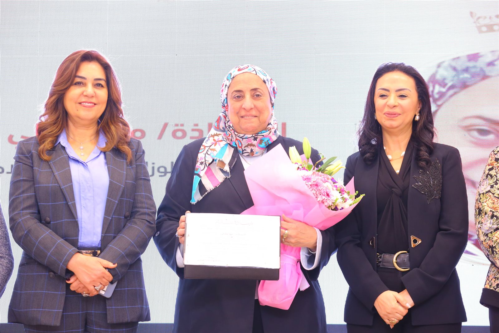 أمهات مثاليات بوزارة التضامن.. مايا مرسي تكرم مرجريت صاروفيم ومها هلالي 2 أمهات مثاليات بوزارة التضامن.. مايا مرسي تكرم مرجريت صاروفيم ومها هلالي