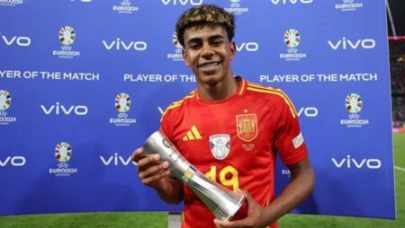 لامين يامال أول صائم فى تاريخ المنتخب الإسبانى