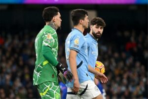 لاعب مانشستر سيتي يرفض التوقيع على قميص ريال مدريد (فيديو)