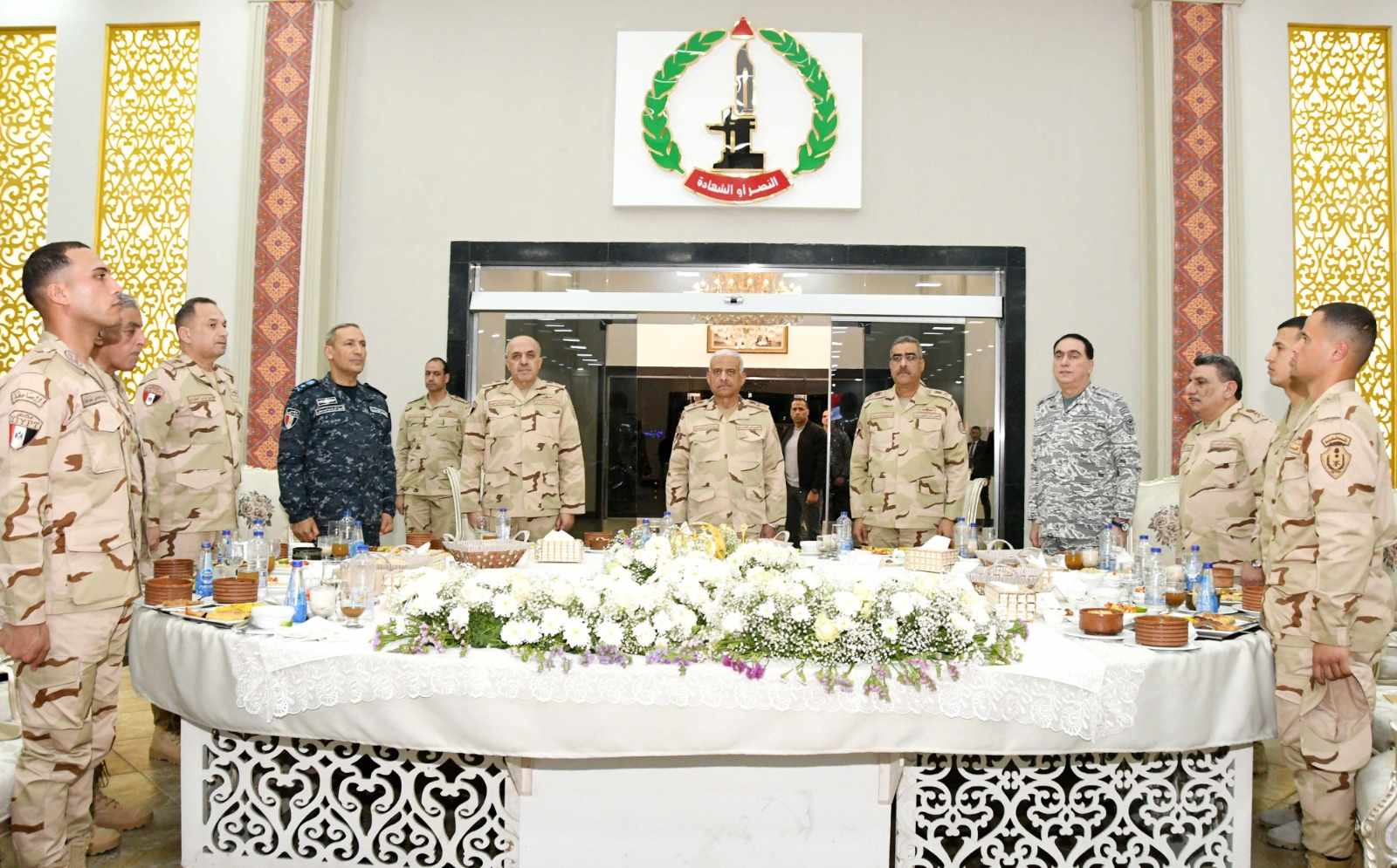 وزير الدفاع يشارك مقاتلى الجيش الثانى الميدانى تناول وجبة الإفطار.. شاهد