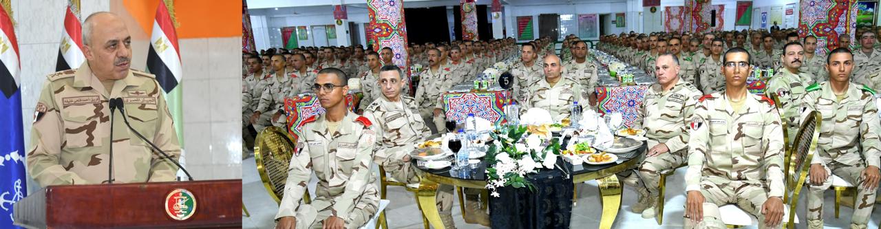 رئيس أركان حرب القوات المسلحة يشارك مقاتلي حرس الحدود والمدرعات وجبة الإفطار .. شاهد 2 رئيس أركان حرب القوات المسلحة يشارك مقاتلي حرس الحدود والمدرعات وجبة الإفطار .. شاهد