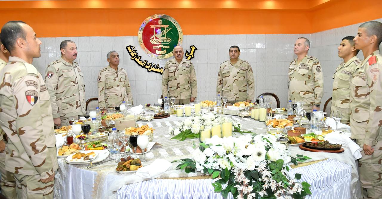 رئيس أركان حرب القوات المسلحة يشارك مقاتلي حرس الحدود والمدرعات وجبة الإفطار .. شاهد 4 رئيس أركان حرب القوات المسلحة يشارك مقاتلي حرس الحدود والمدرعات وجبة الإفطار .. شاهد