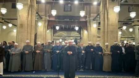 آلاف المصلين في الأزهر يتضرعون بالدعاء لنصرة غزة وفلسطين في ليلة القدر