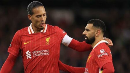 تقارير توضح حقيقة حسم ليفربول اتفاقه مع محمد صلاح وفان دايك