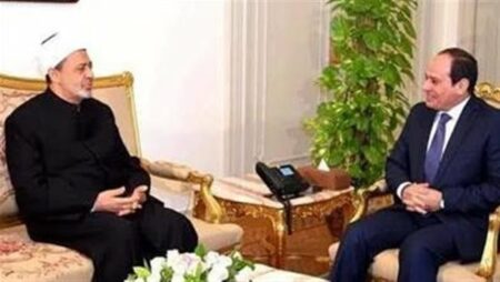 الرئيس السيسي يجرى اتصالا هاتفيا بشيخ الأزهر للاطمئنان على صحته