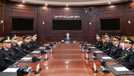 وزير الداخلية يجتمع بمساعديه لمتابعة إجراءات تأمين احتفالات المواطنين بعيد الفطر المبارك