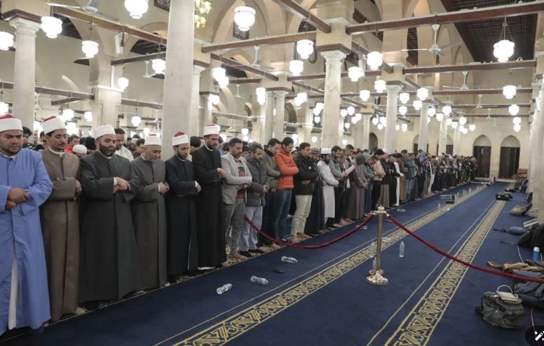 الجامع الأزهر يقيم التراويح "20 ركعة" بالقراءات في الليلة الثالثة من رمضان.. صور 4 الجامع الأزهر يقيم التراويح "20 ركعة" بالقراءات في الليلة الثالثة من رمضان.. صور