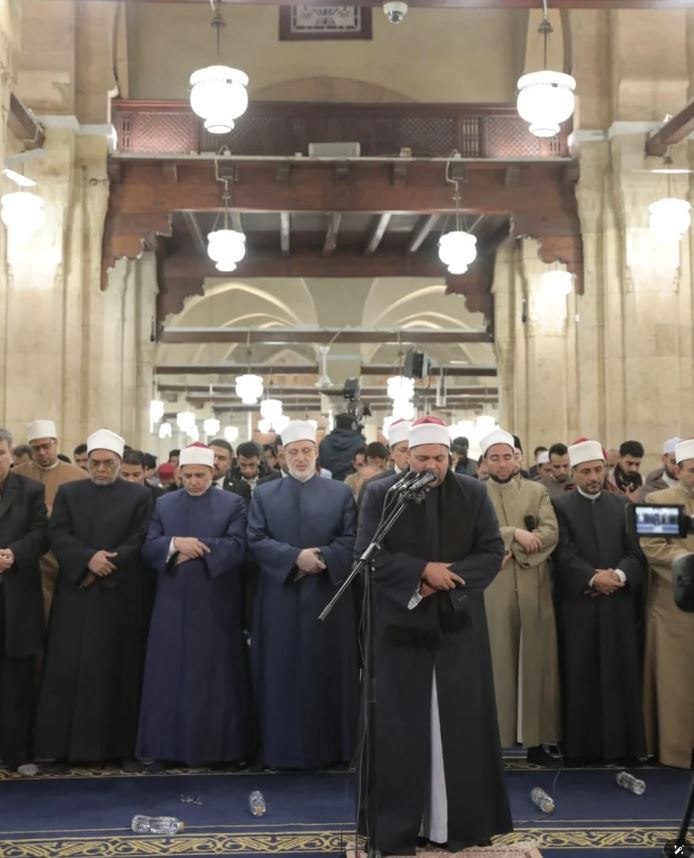الجامع الأزهر يقيم التراويح "20 ركعة" بالقراءات في الليلة الثالثة من رمضان.. صور 1 الجامع الأزهر يقيم التراويح "20 ركعة" بالقراءات في الليلة الثالثة من رمضان.. صور
