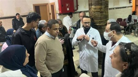 مدير المستشفيات التعليمية يتفقد «المطرية التعليمي» لمتابعة انتظام العمل.. صور