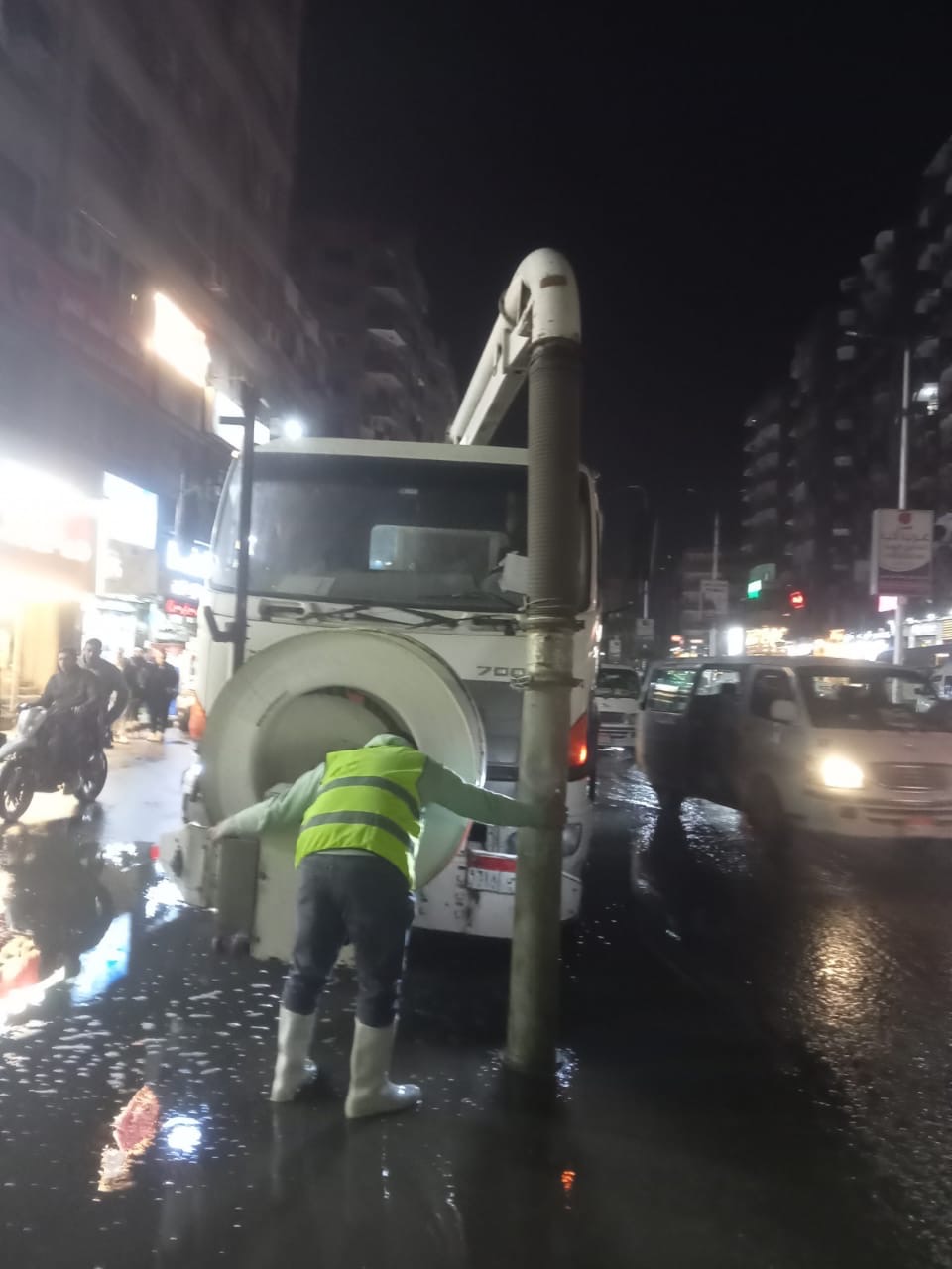 محافظ الجيزة يتابع جهود عمليات شفط مياه الأمطار لتسهيل الحركة المرورية.. صور 1 محافظ الجيزة يتابع جهود عمليات شفط مياه الأمطار لتسهيل الحركة المرورية.. صور