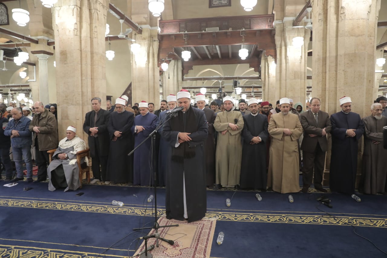 الجامع الأزهر يقيم التراويح "20 ركعة" بالقراءات في الليلة الثالثة من رمضان.. صور 11 الجامع الأزهر يقيم التراويح "20 ركعة" بالقراءات في الليلة الثالثة من رمضان.. صور