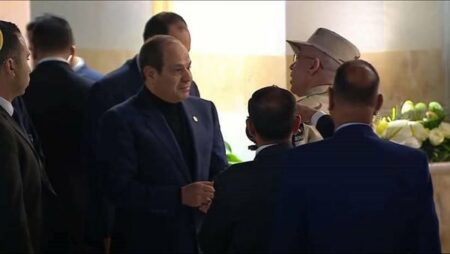 الرئيس السيسي يتفقد ضريح السيدة نفيسة والساحات والطرق المؤدية للمسجد