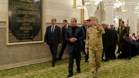 السيسي يؤكد الحرص على استكمال تطوير أماكن آل البيت