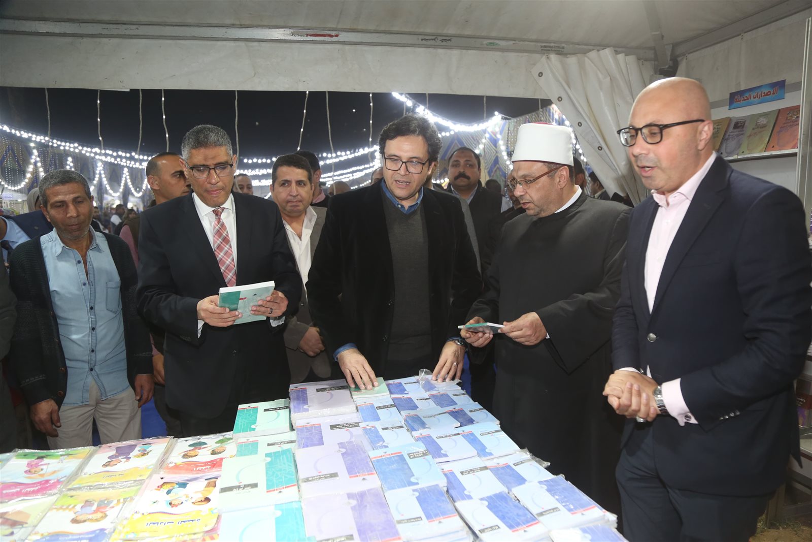 وزير الثقافة ومحافظ الجيزة يفتتحان معرض فيصل الثالث عشر للكتاب 1 وزير الثقافة ومحافظ الجيزة يفتتحان معرض فيصل الثالث عشر للكتاب
