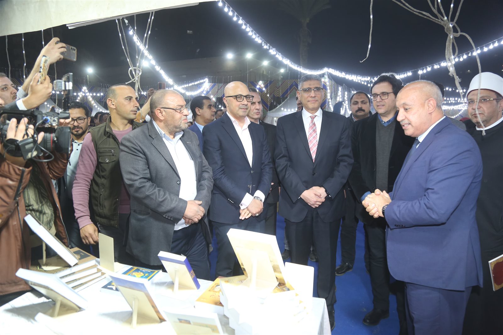 وزير الثقافة ومحافظ الجيزة يفتتحان معرض فيصل الثالث عشر للكتاب 2 وزير الثقافة ومحافظ الجيزة يفتتحان معرض فيصل الثالث عشر للكتاب