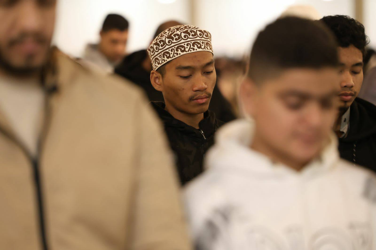 اللهم اجعل هذه الوجوه يوم القيامة ضاحكة مستبشرة إلى ربها ناظرة.. وجوه المصلين تنير الجامع الأزهر في ثالث ليالي شهر رمضان المبارك 4 اللهم اجعل هذه الوجوه يوم القيامة ضاحكة مستبشرة إلى ربها ناظرة.. وجوه المصلين تنير الجامع الأزهر في ثالث ليالي شهر رمضان المبارك