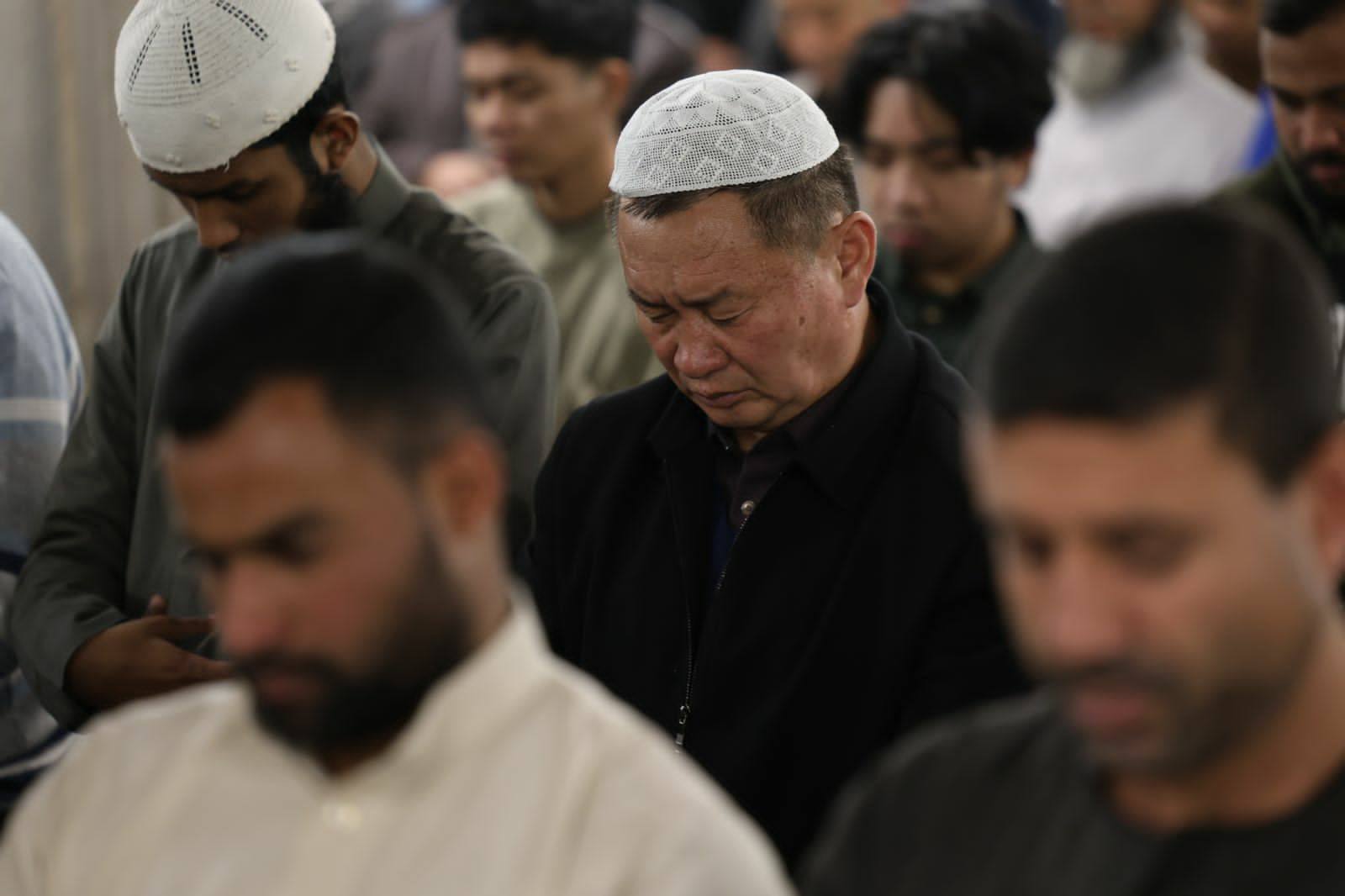 اللهم اجعل هذه الوجوه يوم القيامة ضاحكة مستبشرة إلى ربها ناظرة.. وجوه المصلين تنير الجامع الأزهر في ثالث ليالي شهر رمضان المبارك 10 اللهم اجعل هذه الوجوه يوم القيامة ضاحكة مستبشرة إلى ربها ناظرة.. وجوه المصلين تنير الجامع الأزهر في ثالث ليالي شهر رمضان المبارك