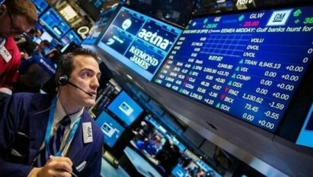 الأسهم الأمريكية تواصل التراجع مع دخول رسوم ترامب الجمركية حيز التنفيذ