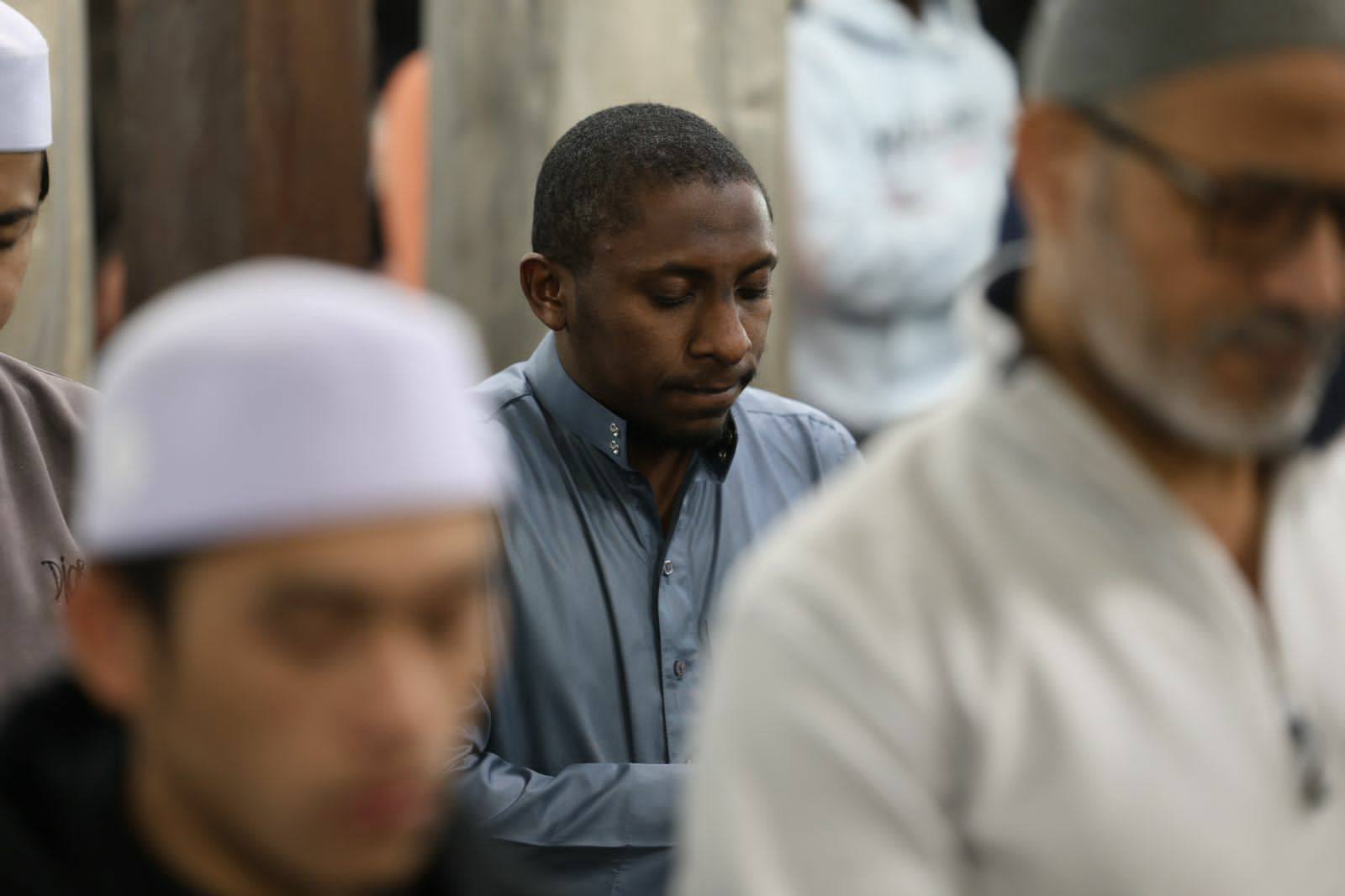 اللهم اجعل هذه الوجوه يوم القيامة ضاحكة مستبشرة إلى ربها ناظرة.. وجوه المصلين تنير الجامع الأزهر في ثالث ليالي شهر رمضان المبارك 13 اللهم اجعل هذه الوجوه يوم القيامة ضاحكة مستبشرة إلى ربها ناظرة.. وجوه المصلين تنير الجامع الأزهر في ثالث ليالي شهر رمضان المبارك
