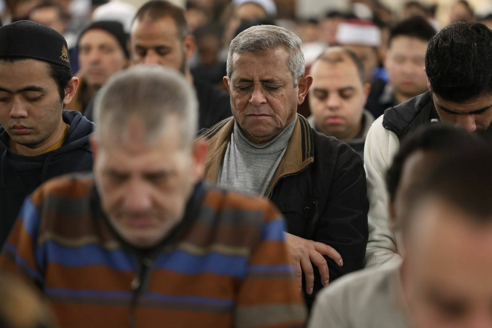 اللهم اجعل هذه الوجوه يوم القيامة ضاحكة مستبشرة إلى ربها ناظرة.. وجوه المصلين تنير الجامع الأزهر في ثالث ليالي شهر رمضان المبارك 12 اللهم اجعل هذه الوجوه يوم القيامة ضاحكة مستبشرة إلى ربها ناظرة.. وجوه المصلين تنير الجامع الأزهر في ثالث ليالي شهر رمضان المبارك