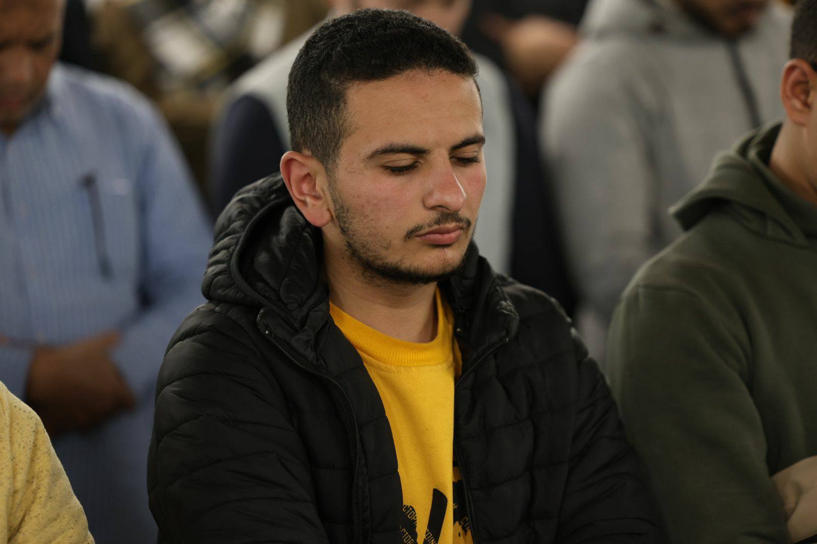 اللهم اجعل هذه الوجوه يوم القيامة ضاحكة مستبشرة إلى ربها ناظرة.. وجوه المصلين تنير الجامع الأزهر في ثالث ليالي شهر رمضان المبارك 11 اللهم اجعل هذه الوجوه يوم القيامة ضاحكة مستبشرة إلى ربها ناظرة.. وجوه المصلين تنير الجامع الأزهر في ثالث ليالي شهر رمضان المبارك