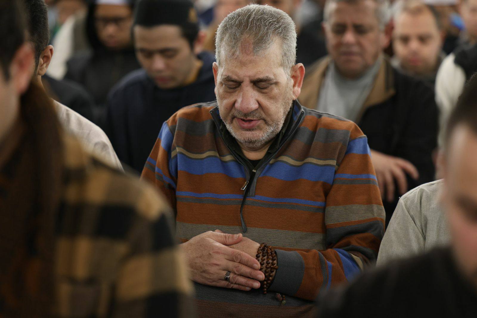 اللهم اجعل هذه الوجوه يوم القيامة ضاحكة مستبشرة إلى ربها ناظرة.. وجوه المصلين تنير الجامع الأزهر في ثالث ليالي شهر رمضان المبارك 15 اللهم اجعل هذه الوجوه يوم القيامة ضاحكة مستبشرة إلى ربها ناظرة.. وجوه المصلين تنير الجامع الأزهر في ثالث ليالي شهر رمضان المبارك