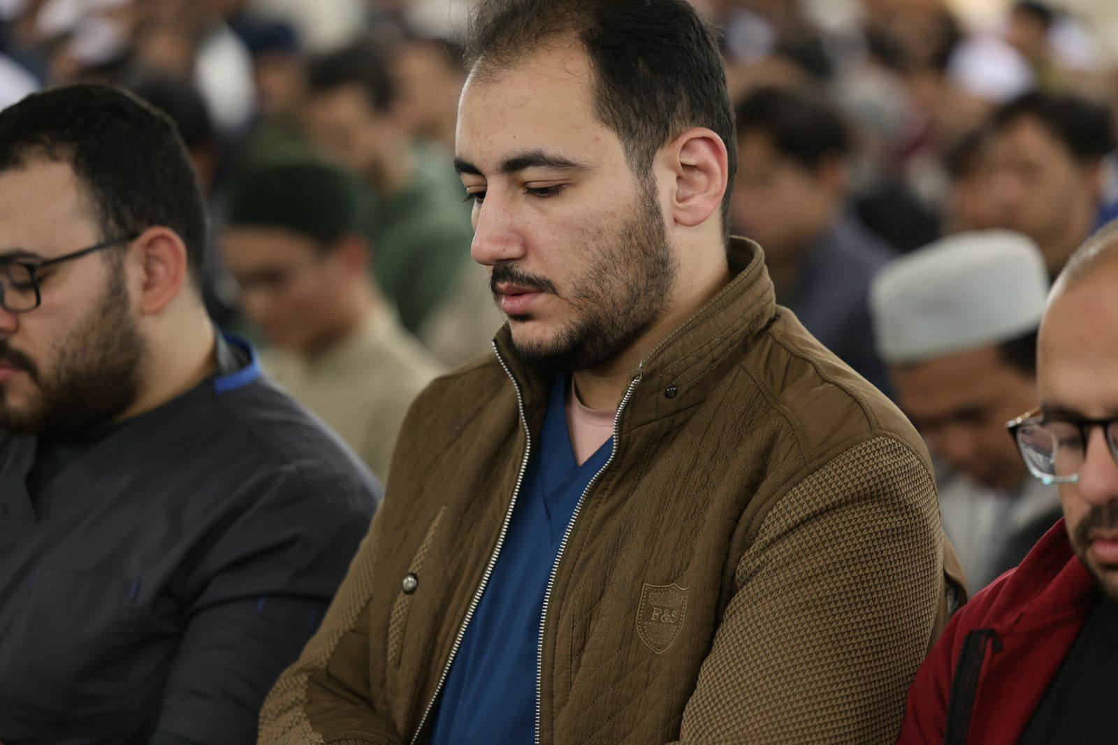 اللهم اجعل هذه الوجوه يوم القيامة ضاحكة مستبشرة إلى ربها ناظرة.. وجوه المصلين تنير الجامع الأزهر في ثالث ليالي شهر رمضان المبارك 1 اللهم اجعل هذه الوجوه يوم القيامة ضاحكة مستبشرة إلى ربها ناظرة.. وجوه المصلين تنير الجامع الأزهر في ثالث ليالي شهر رمضان المبارك