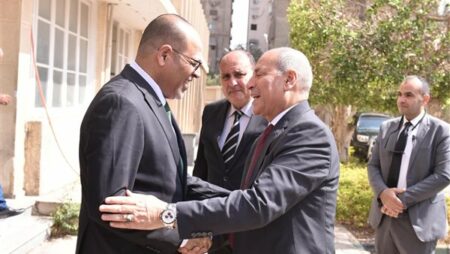 وزير العمل ومحافظ القاهرة يُسلمان عقود عمل لعدد من ذوي الهمم