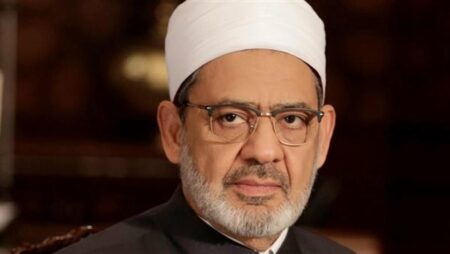 الإمام الطيب يحذر من اغترار الإنسان بعطاء الخالق: «الله يحاسب ويراقب»