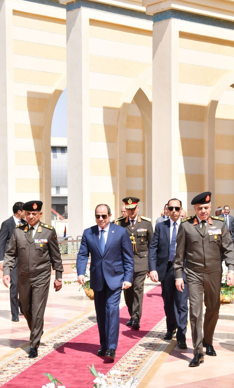 السيسي يؤدي صلاة الجمعة بمسجد المشير طنطاوي ويلتقي قيادات القوات المسلحة 6 السيسي يؤدي صلاة الجمعة بمسجد المشير طنطاوي ويلتقي قيادات القوات المسلحة