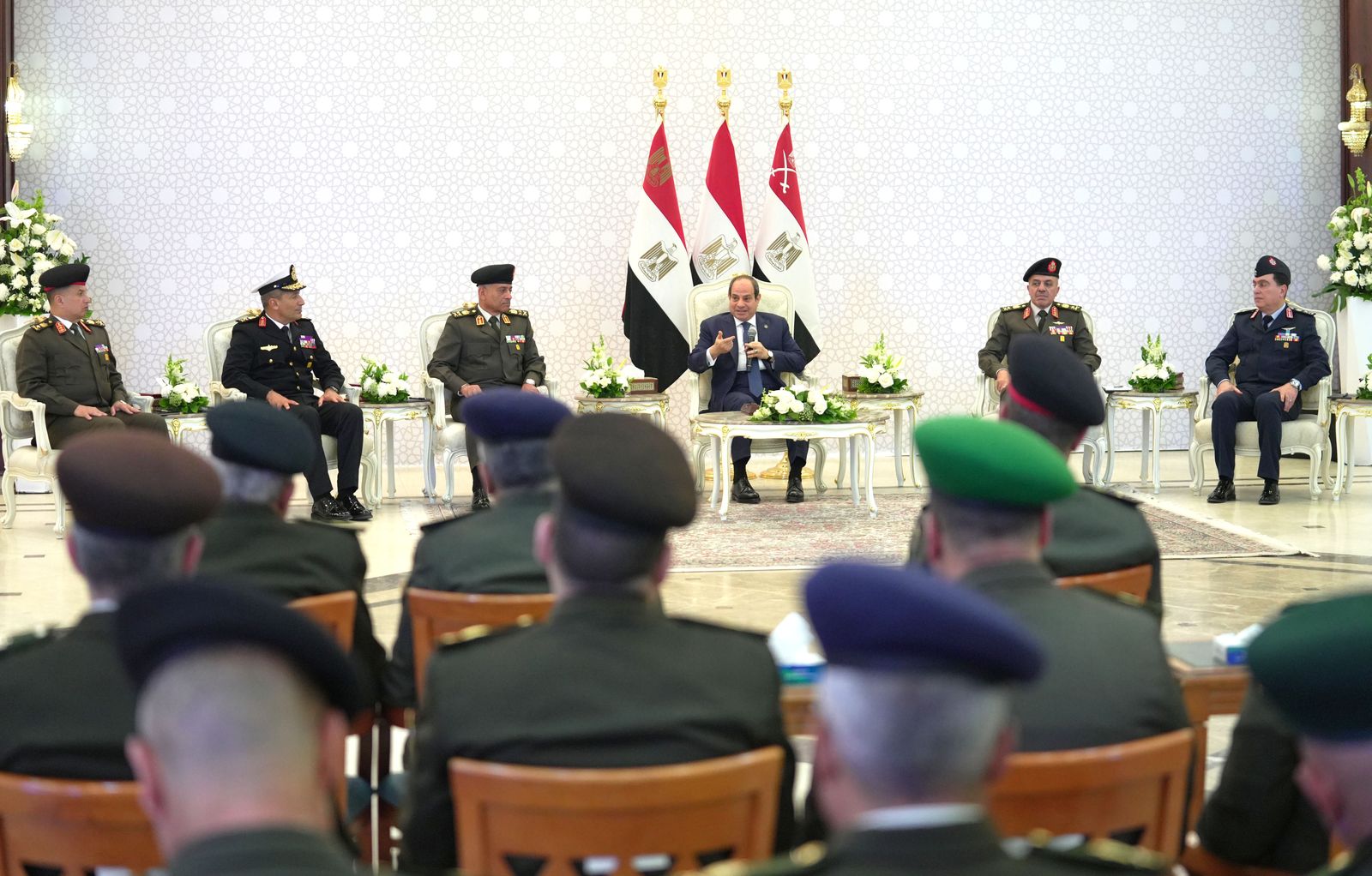 السيسي يؤدي صلاة الجمعة بمسجد المشير طنطاوي ويلتقي قيادات القوات المسلحة 3 السيسي يؤدي صلاة الجمعة بمسجد المشير طنطاوي ويلتقي قيادات القوات المسلحة