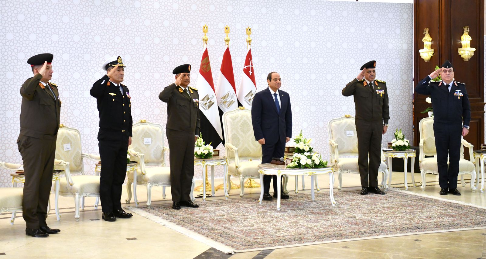 السيسي يؤدي صلاة الجمعة بمسجد المشير طنطاوي ويلتقي قيادات القوات المسلحة 4 السيسي يؤدي صلاة الجمعة بمسجد المشير طنطاوي ويلتقي قيادات القوات المسلحة
