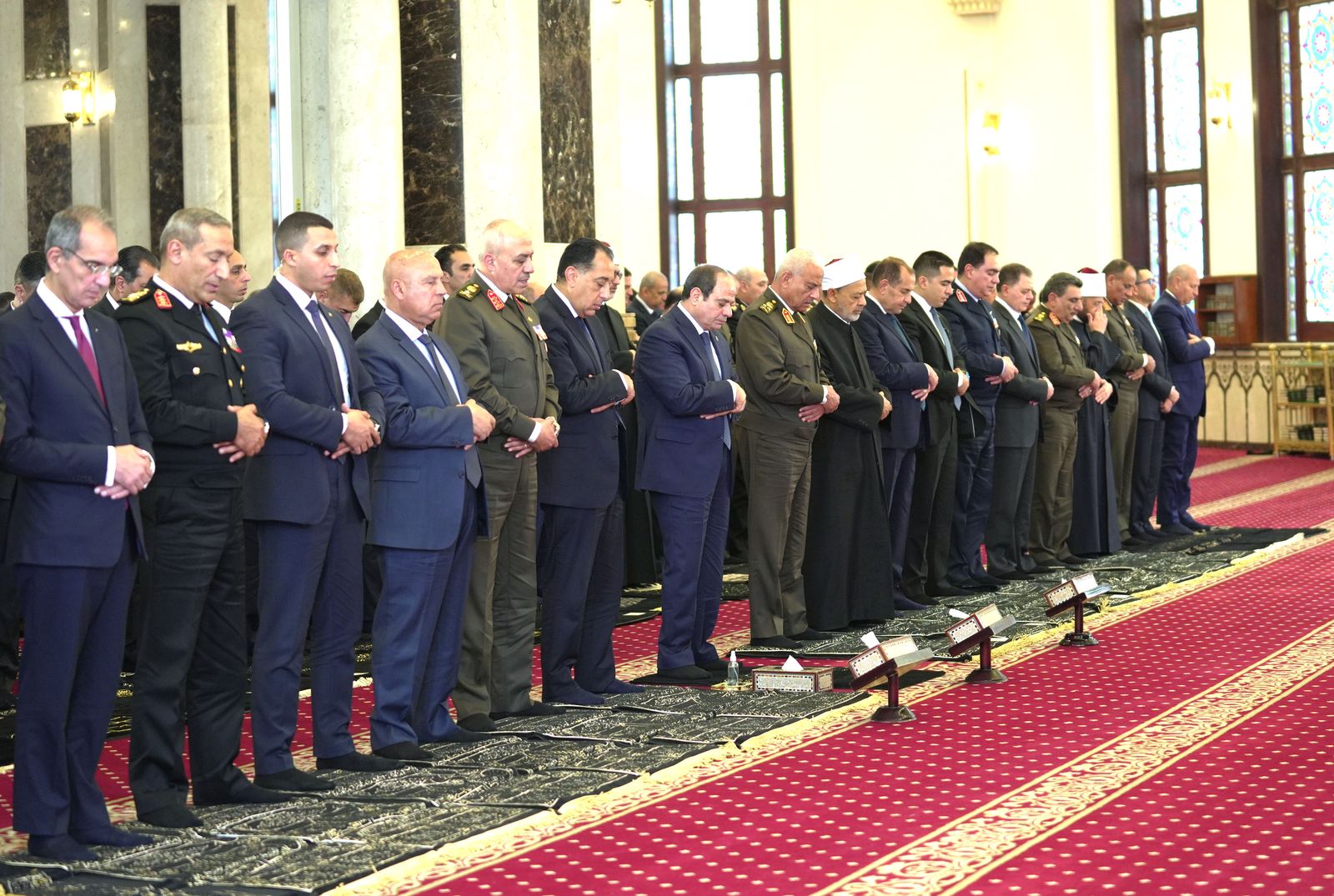 السيسي يؤدي صلاة الجمعة بمسجد المشير طنطاوي ويلتقي قيادات القوات المسلحة 2 السيسي يؤدي صلاة الجمعة بمسجد المشير طنطاوي ويلتقي قيادات القوات المسلحة