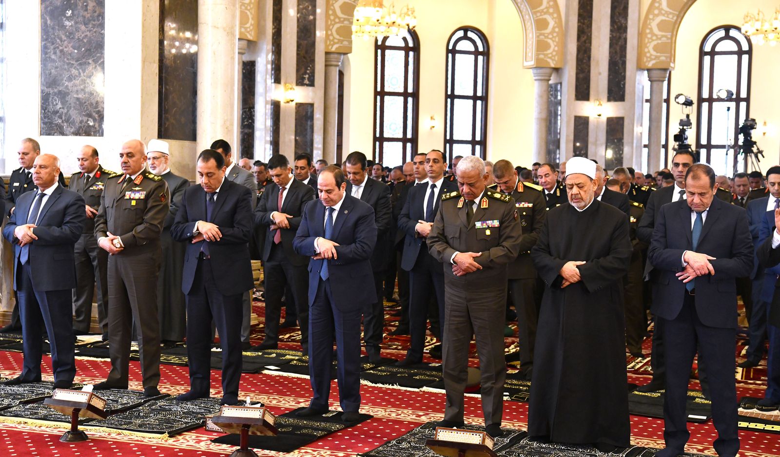 السيسي يؤدي صلاة الجمعة بمسجد المشير طنطاوي ويلتقي قيادات القوات المسلحة 5 السيسي يؤدي صلاة الجمعة بمسجد المشير طنطاوي ويلتقي قيادات القوات المسلحة