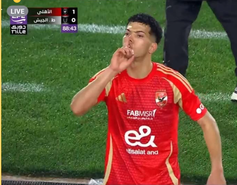 إمام عاشور يثير الجدل في مباراة الأهلي والطلائع 1 إمام عاشور يثير الجدل في مباراة الأهلي والطلائع