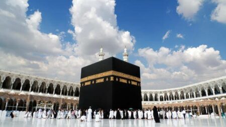 السعودية: استقبلنا 6.5 مليون معتمر.. ولا دخول لمكة دون تصريح حج بداية من 23 أبريل