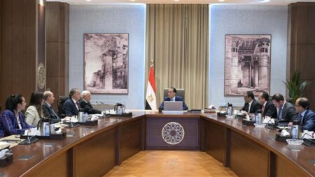 رئيس الوزراء يلتقي أعضاء اللجنة الاستشارية للشئون السياسية