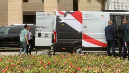 تقديم خدمات وزارة العمل للمواطنين من خلال سيارات المراكز التكنولوجية المتنقلة