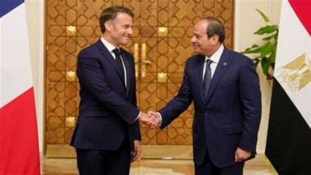 الرئيس السيسي وماكرون يطلعان على التجهيزات والخدمات التي ستفيد ملايين المصريين
