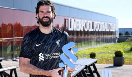 أليسون يفوز بجائزة لاعب مارس في ليفربول.. ماذا قال عن محمد صلاح؟