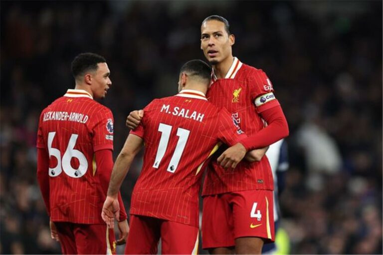 أسطورة آرسنال: ليفربول يرتكب جريمة في حق محمد صلاح وفان دايك وأرنولد