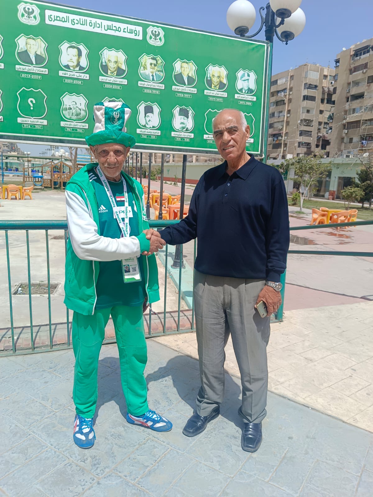 المصري البورسعيدي يكرم أكبر مشجعي النادي.. ويقرر صرف معاش شهري له 2 المصري البورسعيدي يكرم أكبر مشجعي النادي.. ويقرر صرف معاش شهري له